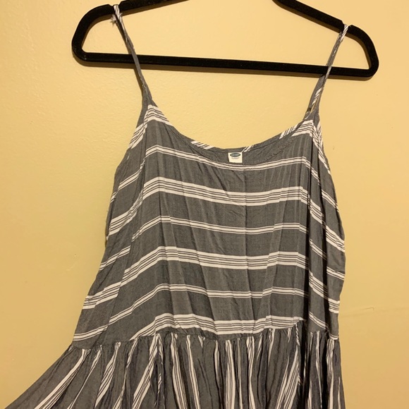 Gray flowy tank top - Picture 2 of 3